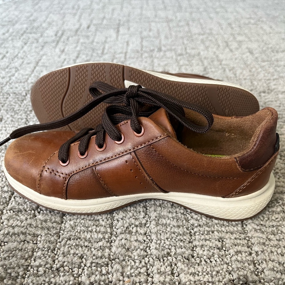 Florsheim size 13 boys shoe. EUC. Scuffing on toes.